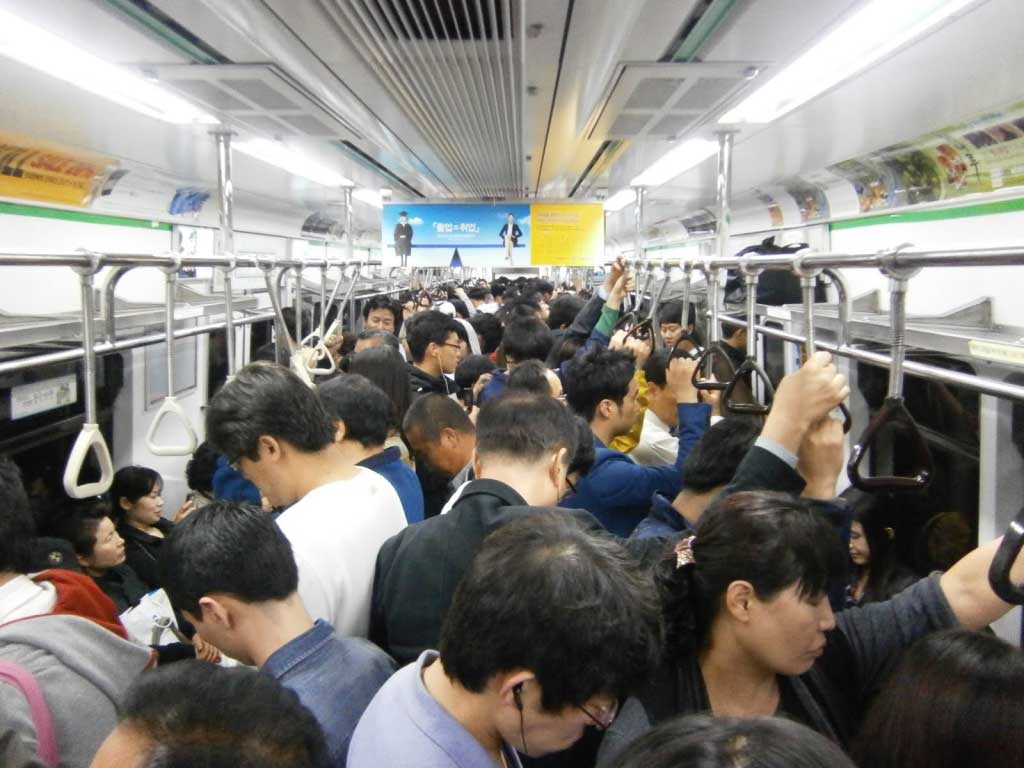 японцы в метро без масок