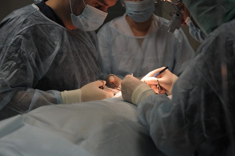hirurgi-vypolnenyayut-operaciyu