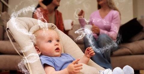 ребенок рядом с дымом