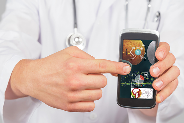 Приложение в смартфоне выявляет заболевания глаз и направляет пациентов к специалисту.