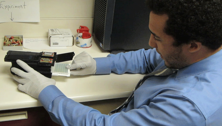 Устройство для смартфона проводит тесты ELISA, помогая установить клиническую лабораторию в сумке врача