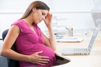 беременная женщина-в-офисе
