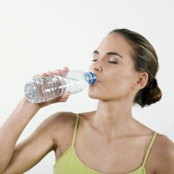  Бутылка воды перед едой может помочь снижению веса 