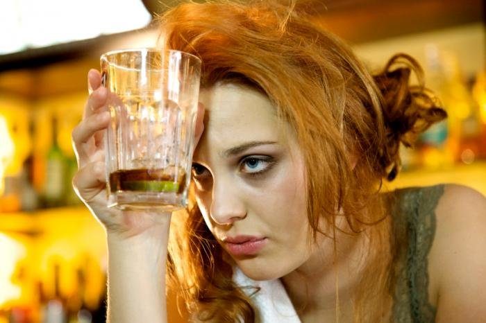девушка с бокалом пива, алкоголизм