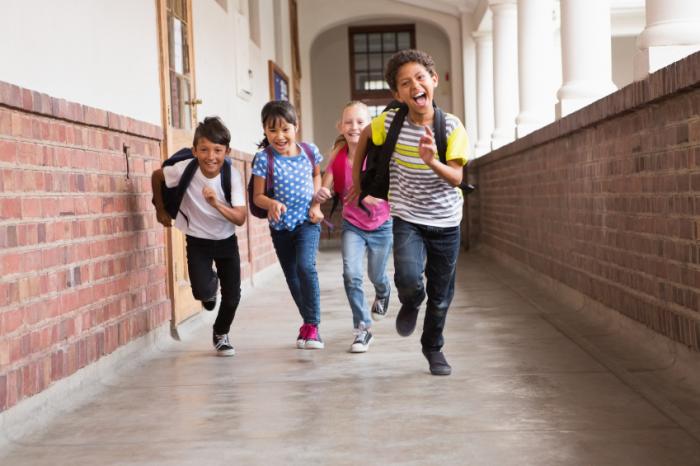дети бегут по школьному корридору
