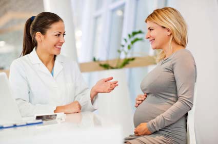 врач гинеколог консультирует беременную