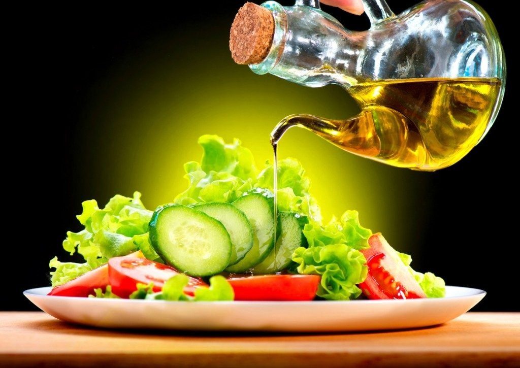 оливковое масло и лимонный сок для салата