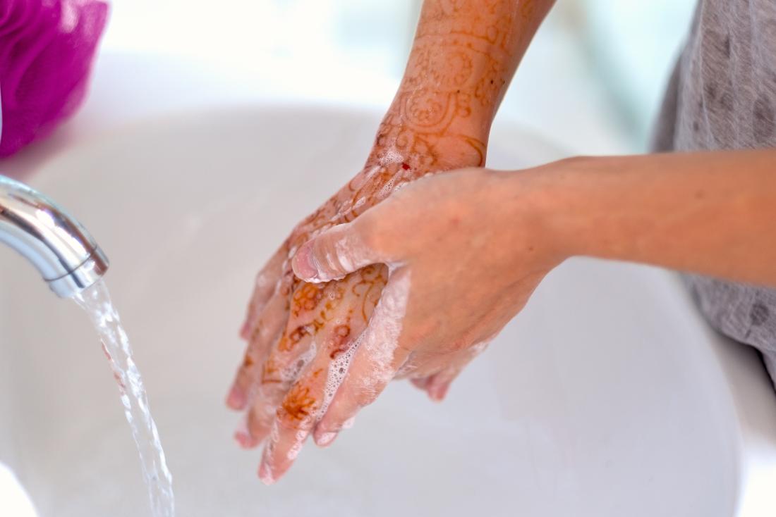 Удалить хну могут помочь мыло и теплая вода