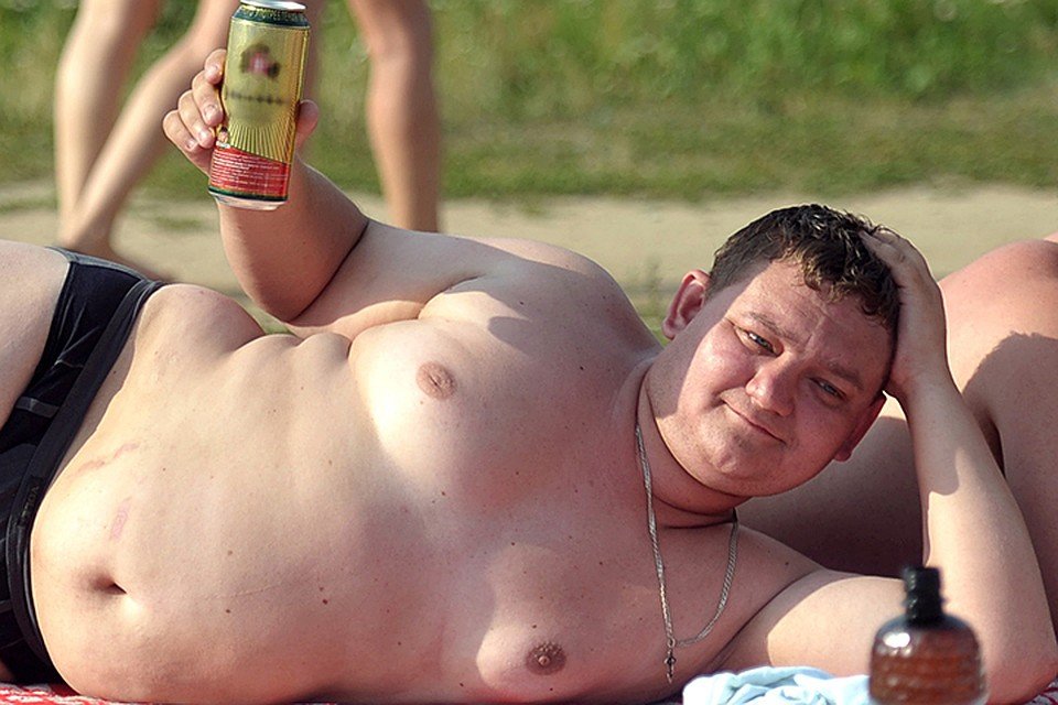 толстый мужчина пьет пиво