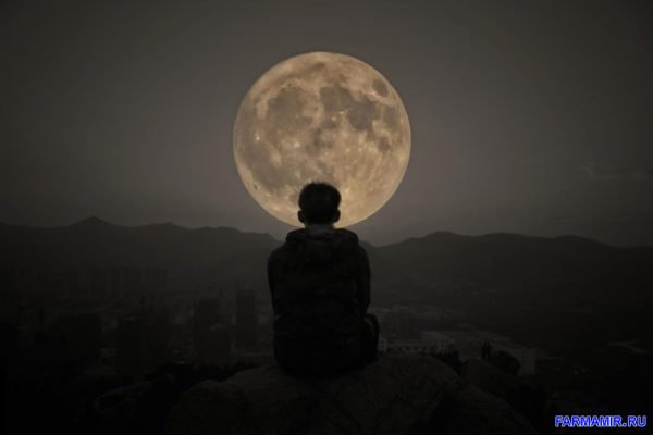 человек смотрит на луну