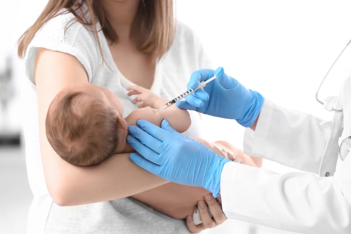 младенцу делают прививку в предплечение